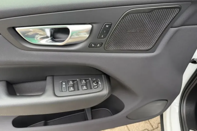 Volvo XC60 din 2023 cu 47.381 km - oferta VOL172888 - foto 11