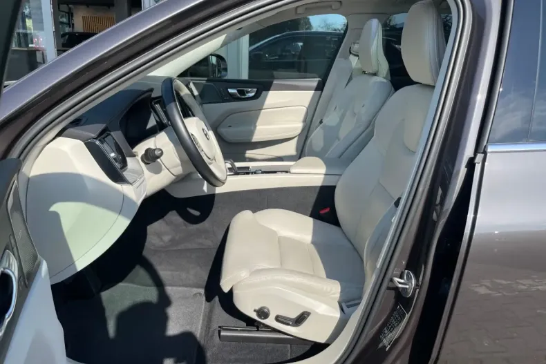 Volvo XC60 din 2022 cu 70.600 km - oferta VOL172918 - foto 12