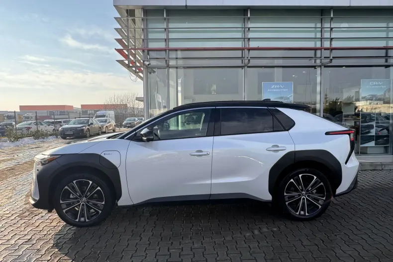 Toyota bZ4X din 2025 cu 13.293 km - oferta TOY173317 - foto 4