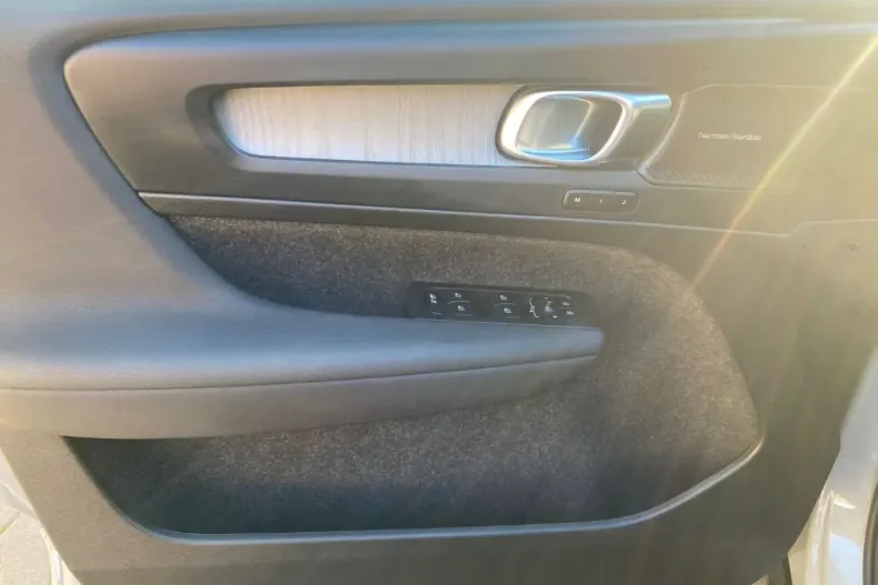 Volvo XC40 din 2025 cu 26.926 km - oferta VOL173717 - foto 10