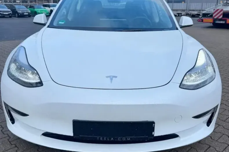 Tesla Model 3 din 2023 cu 73.365 km - oferta TES173740 - foto 1