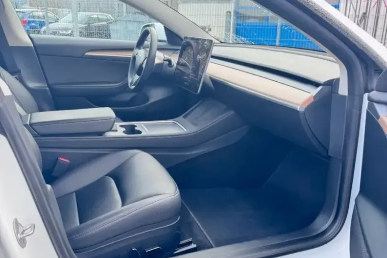 Tesla Model 3 din 2023 cu 73.365 km - oferta TES173740 - foto 7