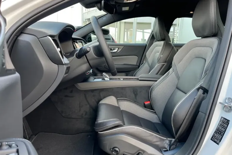 Volvo S60 din 2024 cu 17.000 km - oferta VOL173780 - foto 3