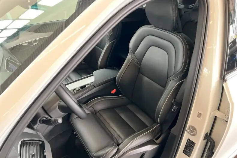 Volvo XC90 din 2023 cu 55.120 km - oferta VOL173872 - foto 24