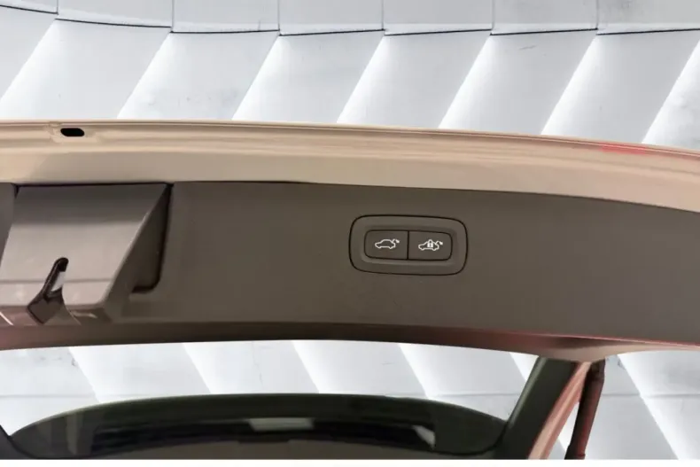 Volvo XC90 din 2023 cu 45.605 km - oferta VOL173873 - foto 16