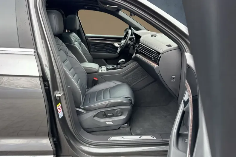 Volkswagen Touareg din 2022 cu 74.844 km - oferta VOL173934 - foto 16