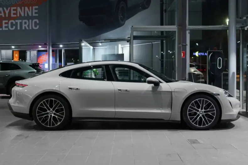 Porsche Taycan din 2022 cu 45.231 km - oferta POR173988 - foto 8