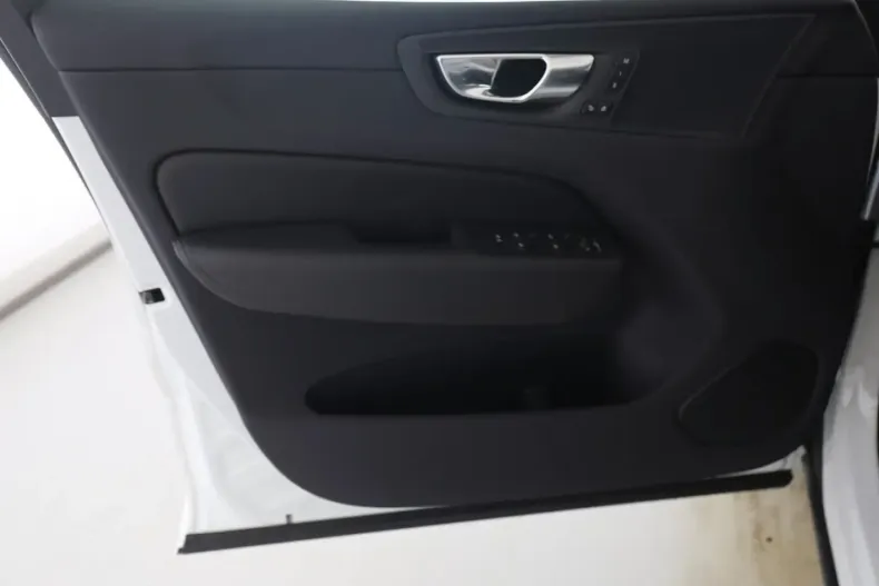 Volvo XC60 din 2025 cu 9.979 km - oferta VOL173991 - foto 9