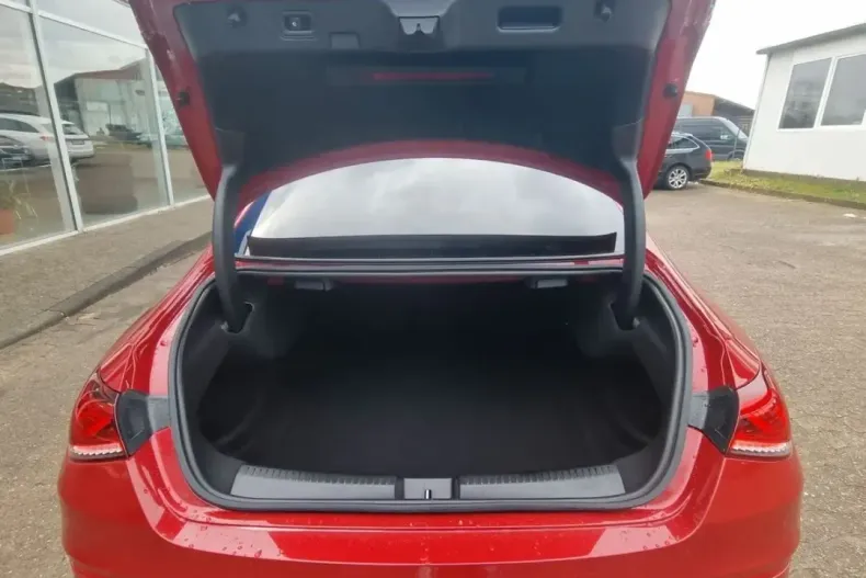 Mercedes-Benz CLA 200 din 2023 cu 4.641 km - oferta MER173998 - foto 5