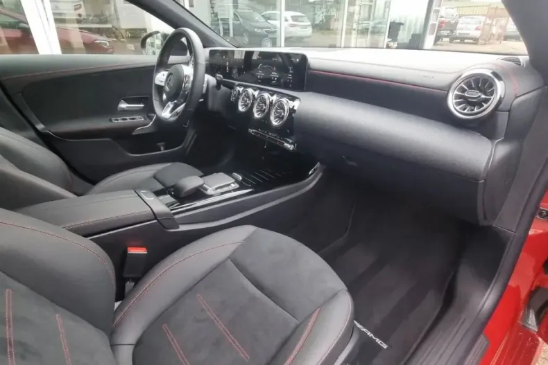 Mercedes-Benz CLA 200 din 2023 cu 4.641 km - oferta MER173998 - foto 7