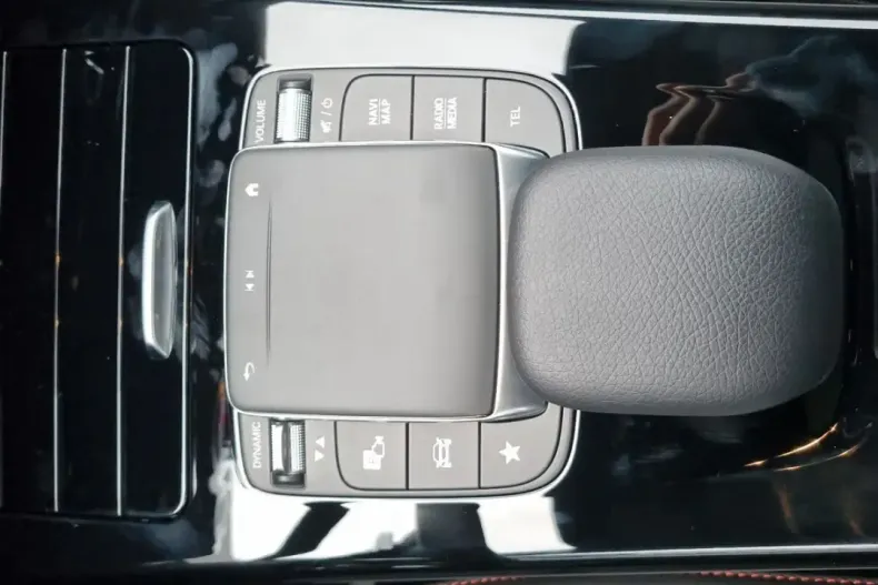 Mercedes-Benz CLA 200 din 2023 cu 4.641 km - oferta MER173998 - foto 14