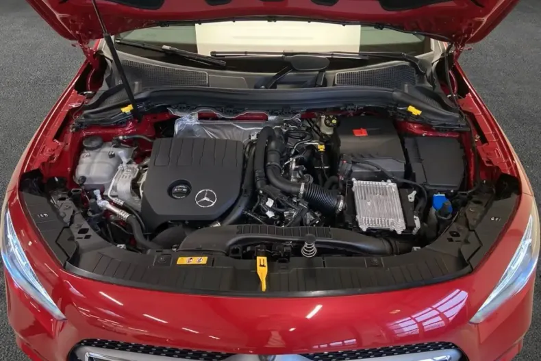 Mercedes-Benz GLA 200 din 2024 cu 12.284 km - oferta MER173999 - foto 8