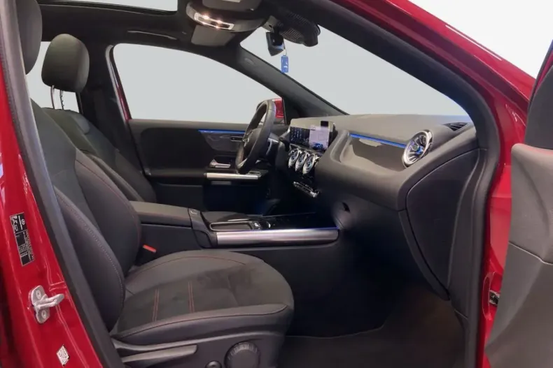 Mercedes-Benz GLA 200 din 2024 cu 12.284 km - oferta MER173999 - foto 13