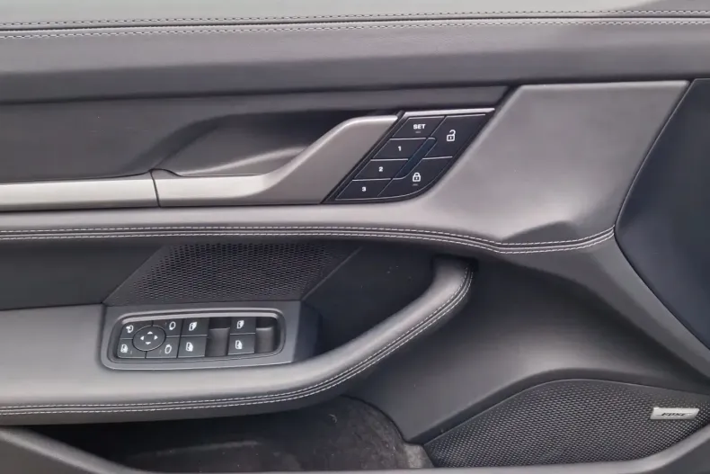 Porsche Taycan din 2024 cu 46.560 km - oferta POR174015 - foto 14