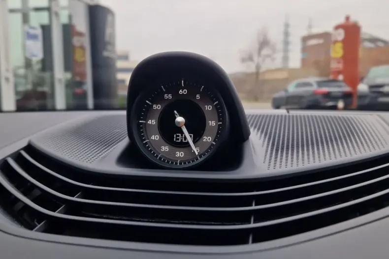 Porsche Taycan din 2024 cu 46.560 km - oferta POR174015 - foto 15