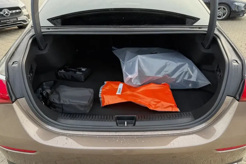 Mercedes-Benz E 300 din 2024 cu 11.978 km - oferta MER174052 - foto 19