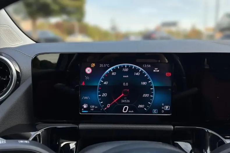 Mercedes-Benz GLA 200 din 2023 cu 34.184 km - oferta MER174174 - foto 4