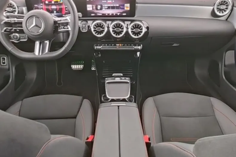 Mercedes-Benz CLA 200 din 2025 cu 9.823 km - oferta MER174177 - foto 5