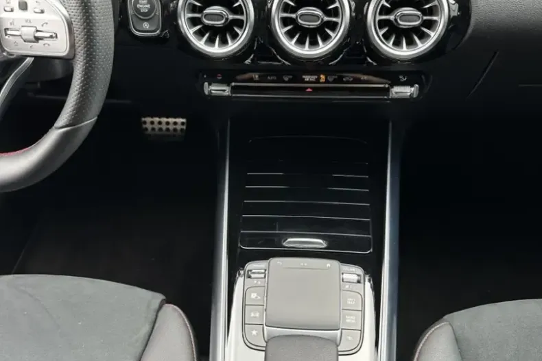 Mercedes-Benz GLA 220 din 2022 cu 44.750 km - oferta MER174185 - foto 11