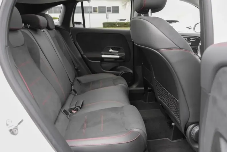 Mercedes-Benz GLA 250 din 2022 cu 40.170 km - oferta MER174187 - foto 10