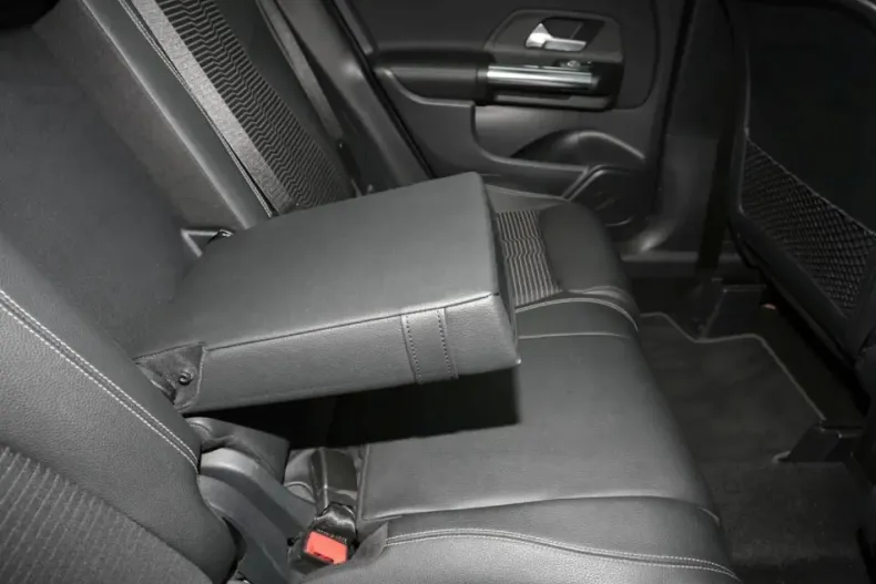 Mercedes-Benz GLA 200 din 2021 cu 60.170 km - oferta MER174215 - foto 9