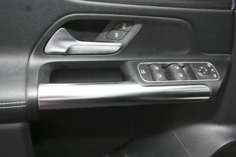 Mercedes-Benz GLA 200 din 2021 cu 60.170 km - oferta MER174215 - foto 16