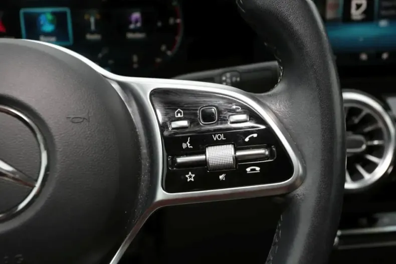 Mercedes-Benz GLA 200 din 2021 cu 60.170 km - oferta MER174215 - foto 17