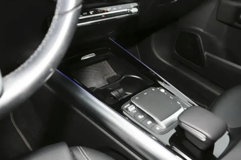 Mercedes-Benz GLA 200 din 2021 cu 60.170 km - oferta MER174215 - foto 21