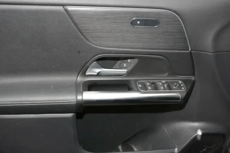 Mercedes-Benz GLA 200 din 2021 cu 60.170 km - oferta MER174215 - foto 22