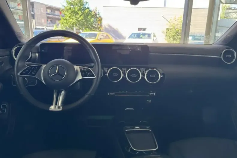 Mercedes-Benz CLA 180 din 2024 cu 24.004 km - oferta MER174236 - foto 9