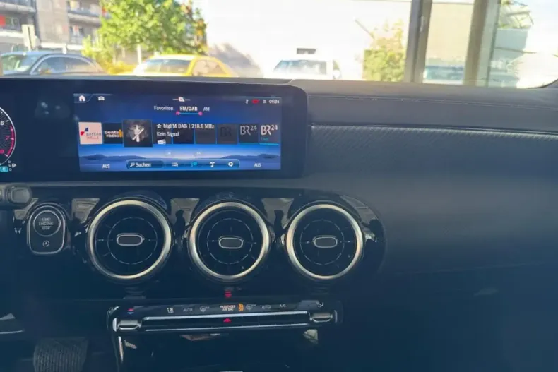 Mercedes-Benz CLA 180 din 2024 cu 24.004 km - oferta MER174236 - foto 17