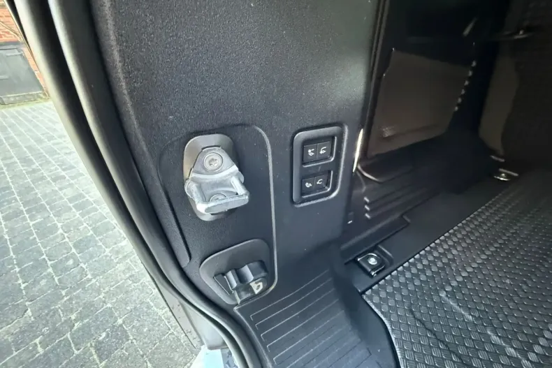 Land Rover Defender din 2022 cu 62.000 km - oferta LAN174282 - foto 13