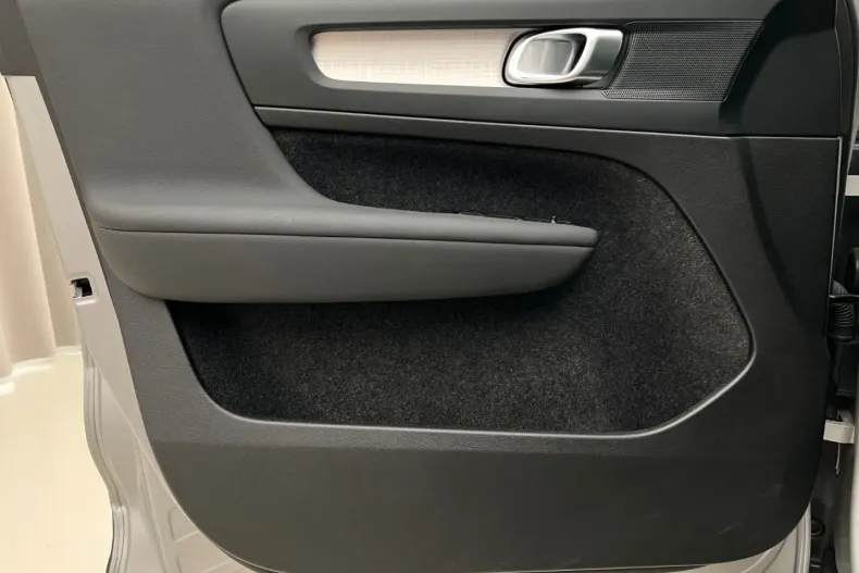 Volvo XC40 din 2023 cu 29.941 km - oferta VOL174316 - foto 9