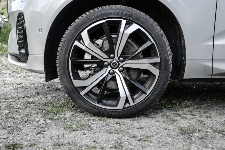 Volvo XC60 din 2023 cu 16.129 km - oferta VOL174334 - foto 3