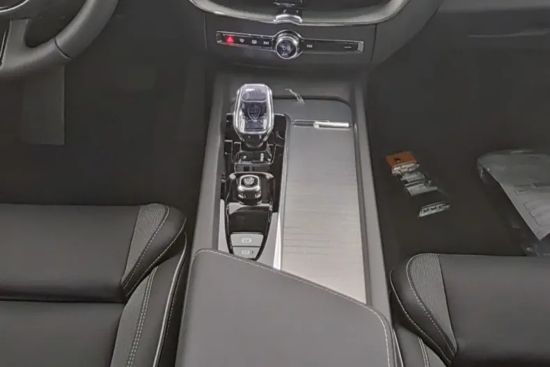 Volvo XC60 din 2025 cu 23.233 km - oferta VOL174386 - foto 6