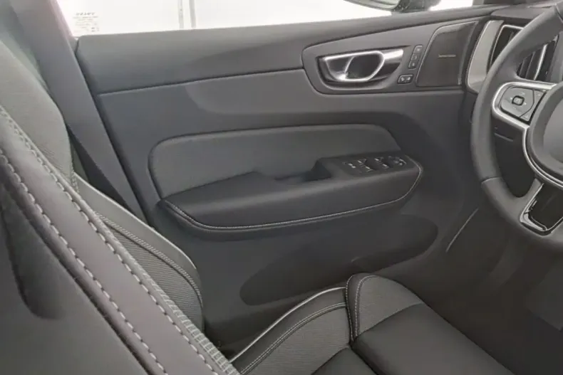 Volvo XC60 din 2025 cu 23.233 km - oferta VOL174386 - foto 12