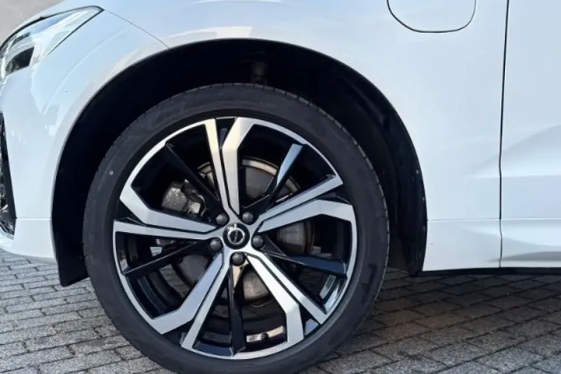 Volvo XC60 din 2022 cu 43.915 km - oferta VOL174431 - foto 2