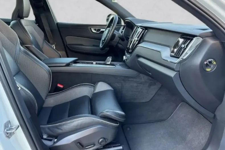 Volvo XC60 din 2022 cu 43.915 km - oferta VOL174431 - foto 4