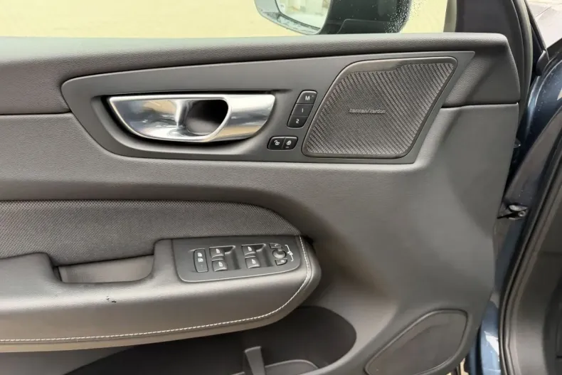 Volvo XC60 din 2022 cu 45.072 km - oferta VOL174436 - foto 8