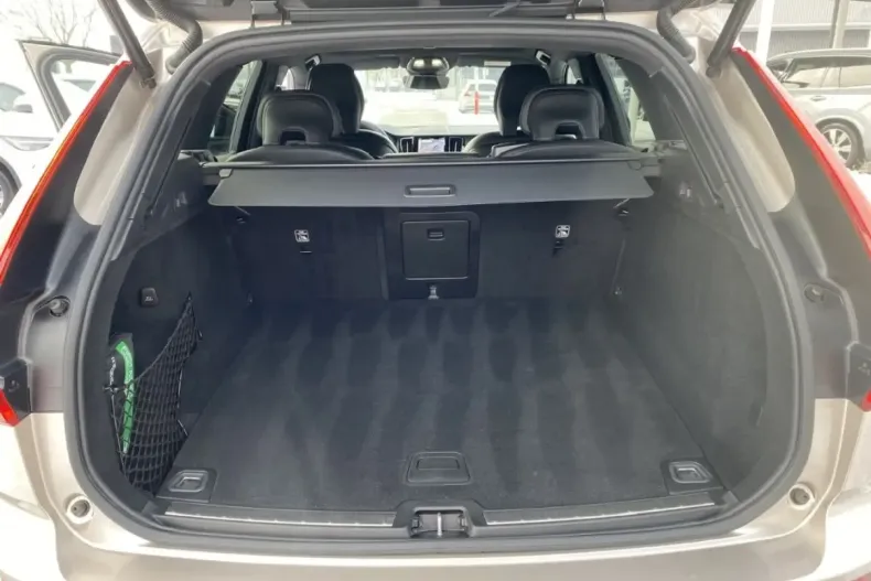 Volvo XC60 din 2023 cu 55.990 km - oferta VOL174448 - foto 24