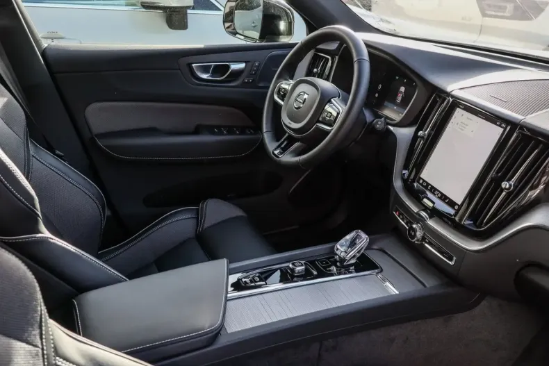 Volvo XC60 din 2024 cu 14.700 km - oferta VOL174479 - foto 4