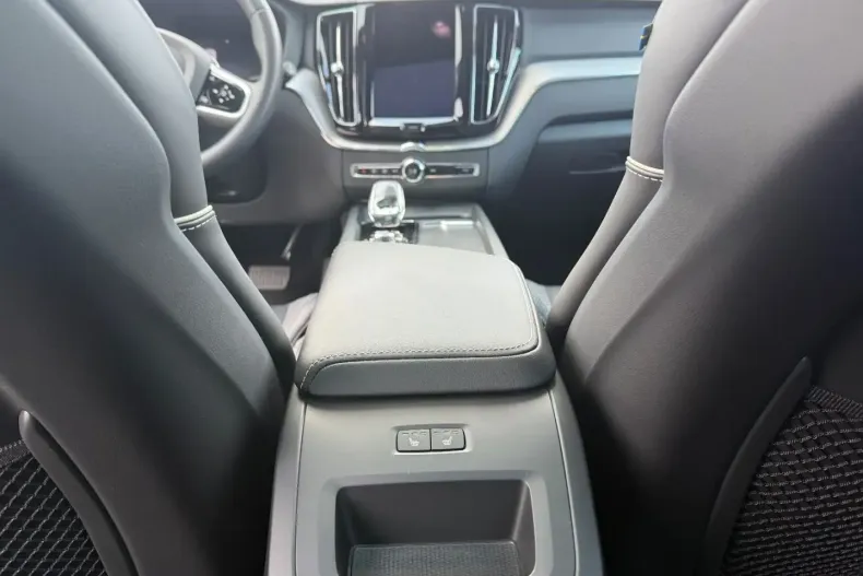 Volvo XC60 din 2023 cu 46.732 km - oferta VOL174507 - foto 21