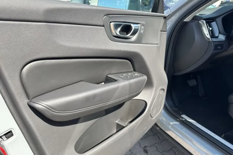 Volvo XC60 din 2024 cu 11.279 km - oferta VOL174544 - foto 13