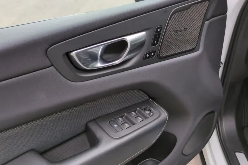 Volvo XC60 din 2022 cu 48.900 km - oferta VOL174557 - foto 8