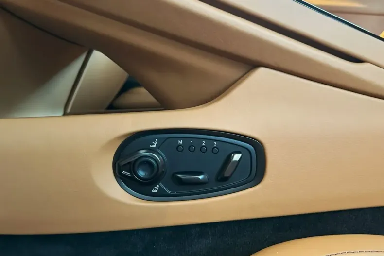 Aston Martin DB12 din 2024 cu 1.200 km - oferta AST174771 - foto 25