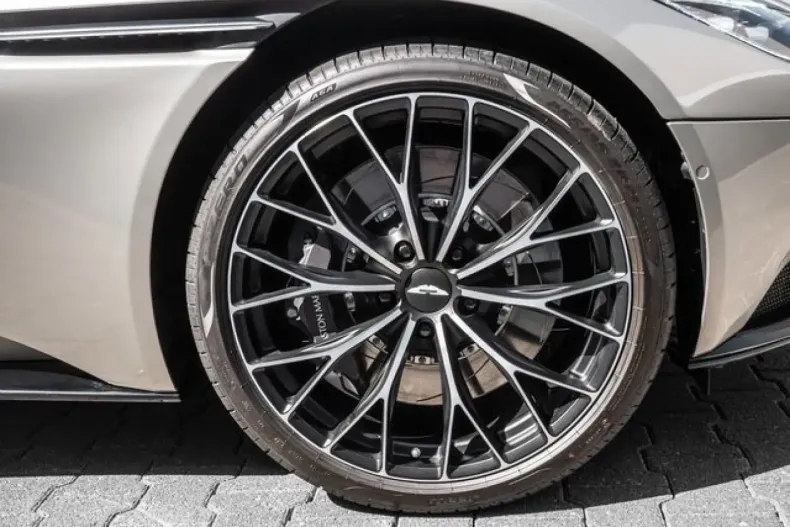 Aston Martin DB11 din 2023 cu 11.837 km - oferta AST174777 - foto 4