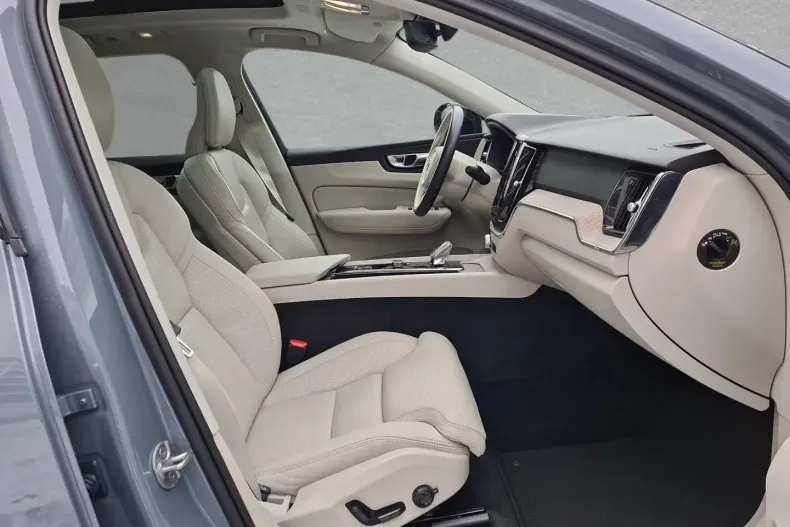 Volvo XC60 din 2022 cu 44.293 km - oferta VOL174828 - foto 4