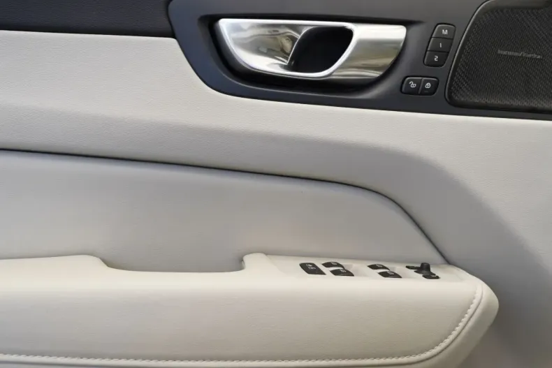 Volvo XC60 din 2023 cu 33.573 km - oferta VOL174846 - foto 8