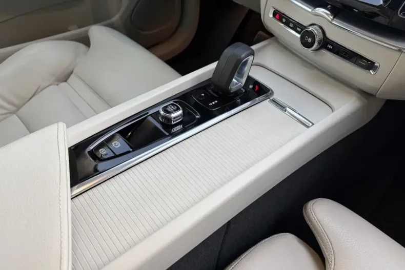 Volvo XC60 din 2022 cu 70.400 km - oferta VOL174851 - foto 32