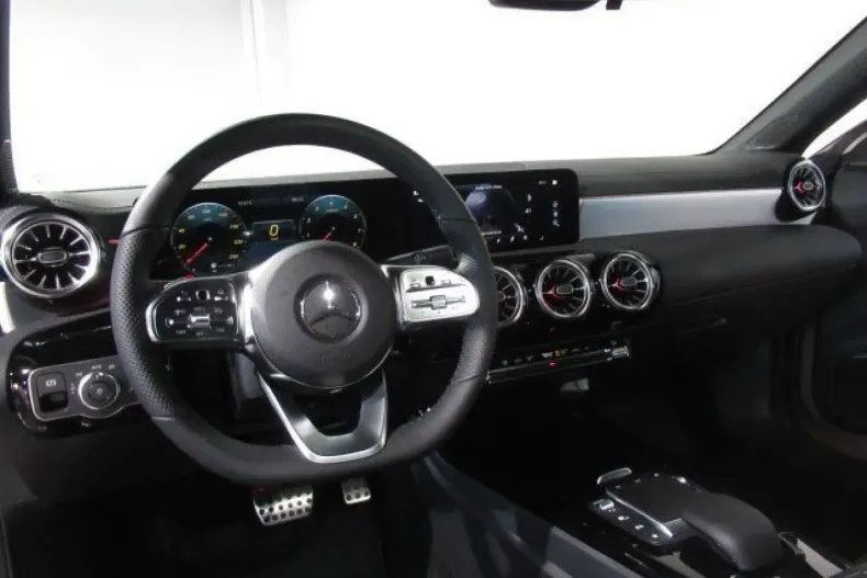 Mercedes-Benz CLA 200 din 2021 cu 56.368 km - oferta MER175372 - foto 3